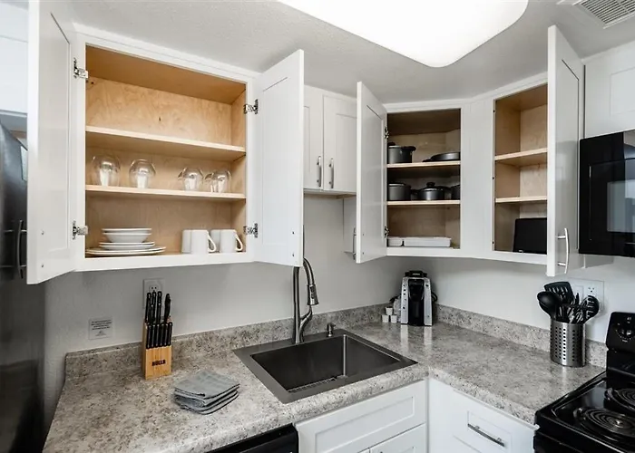 Apartment Fully Furnished 1br Suite-prime Location 110